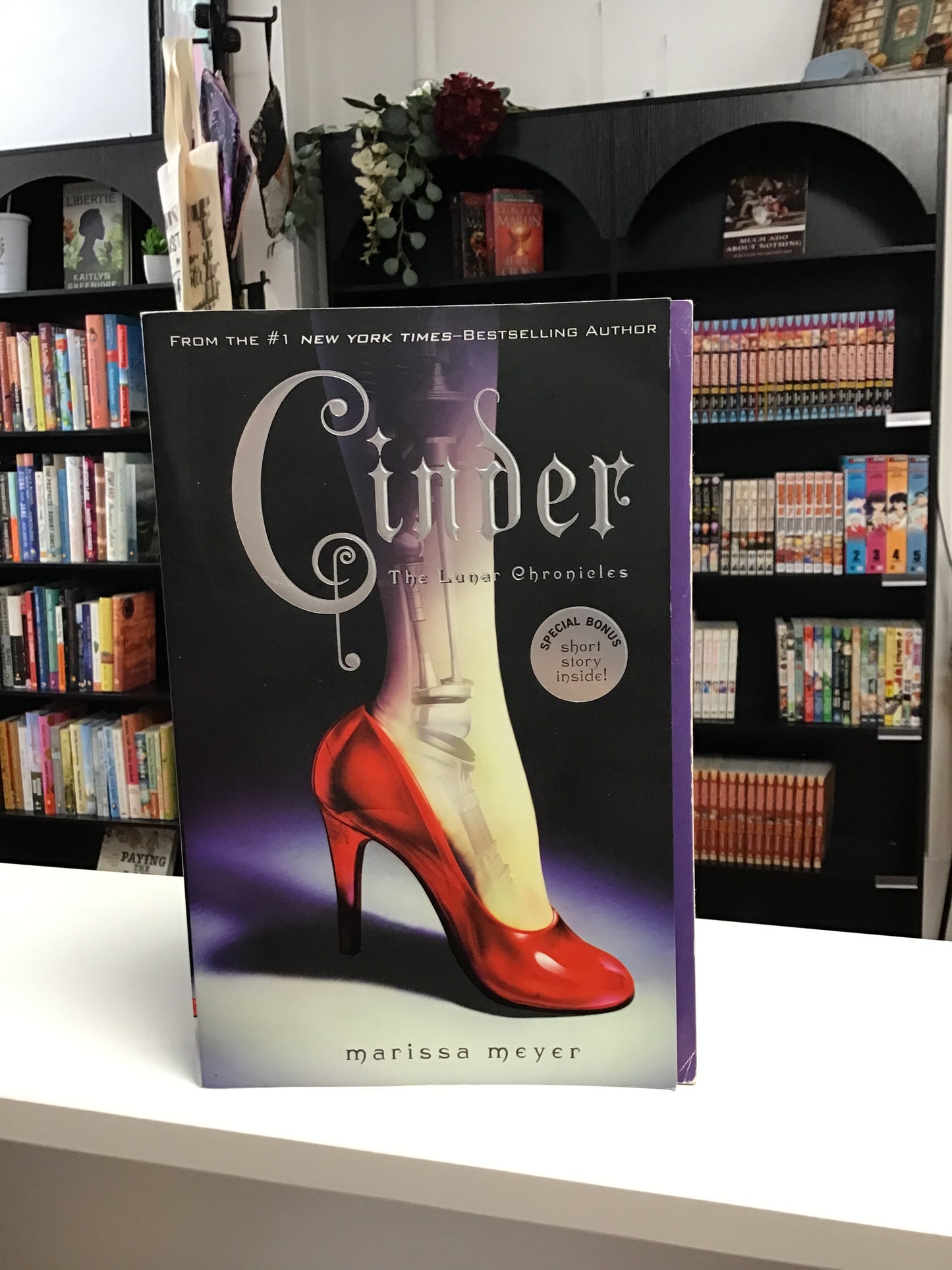 Cinder: The Lunar Chronicles by Marissa Meyer